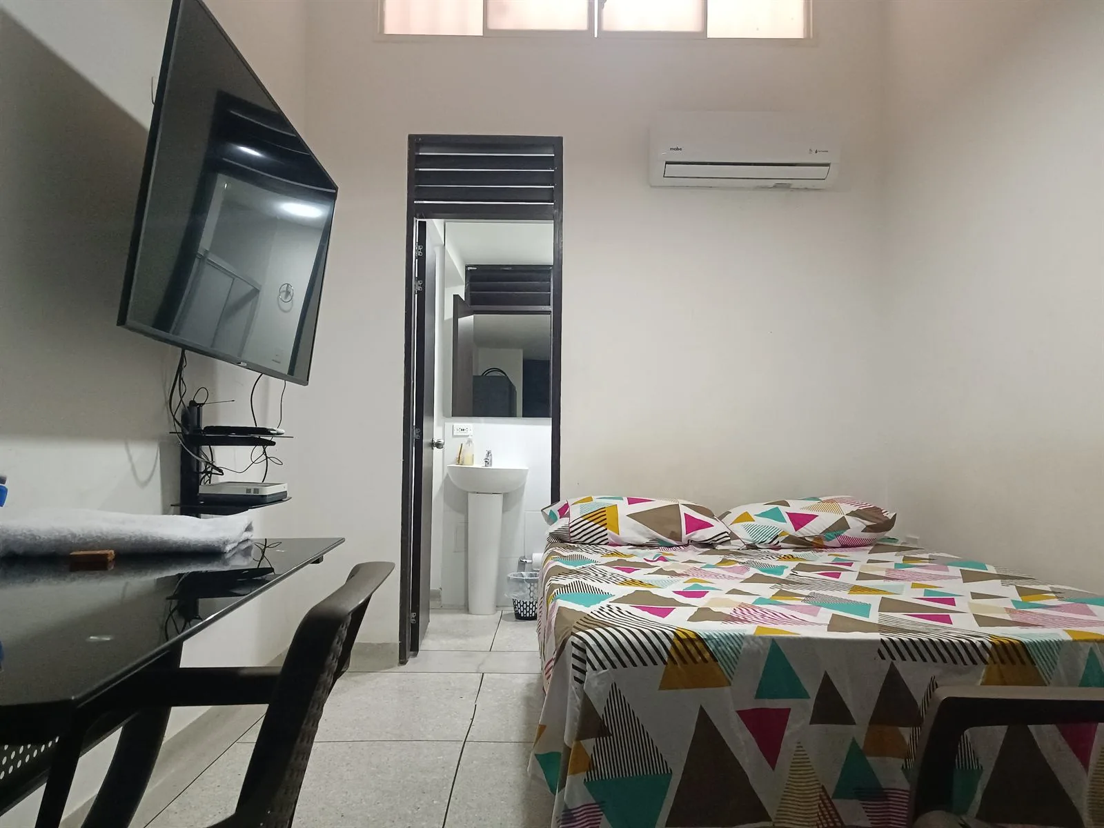 Apartaestudio amoblado con cama, televisor y aire acondicionado