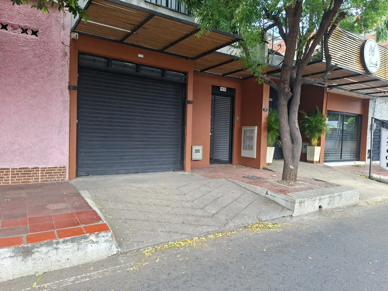 Entrada del edificio en Avenida 2 #16-29, Barrio San Luis